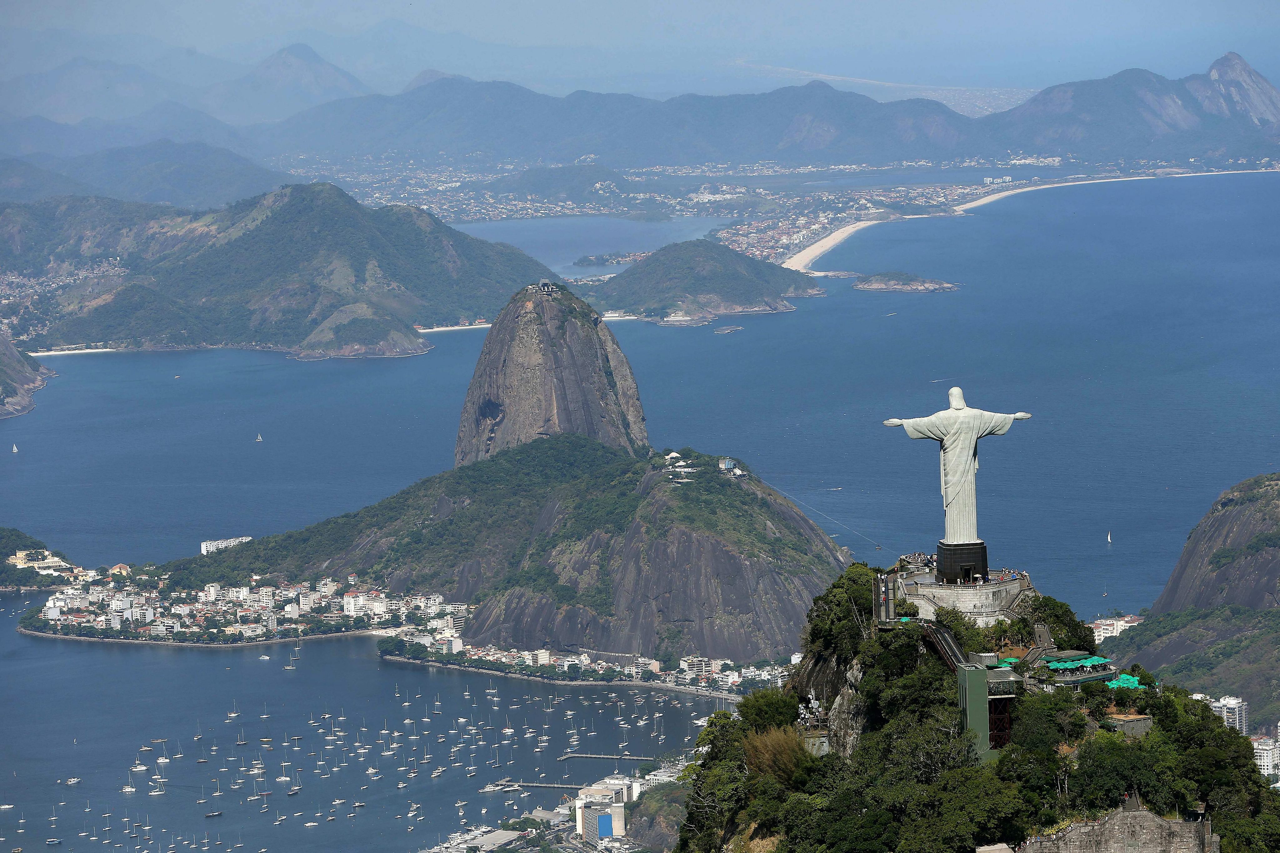 Ето така изглежда Рио Де Жанейро от високо. Красотата на природата успешно скрива проблемите на най-големия град в Бразилия.