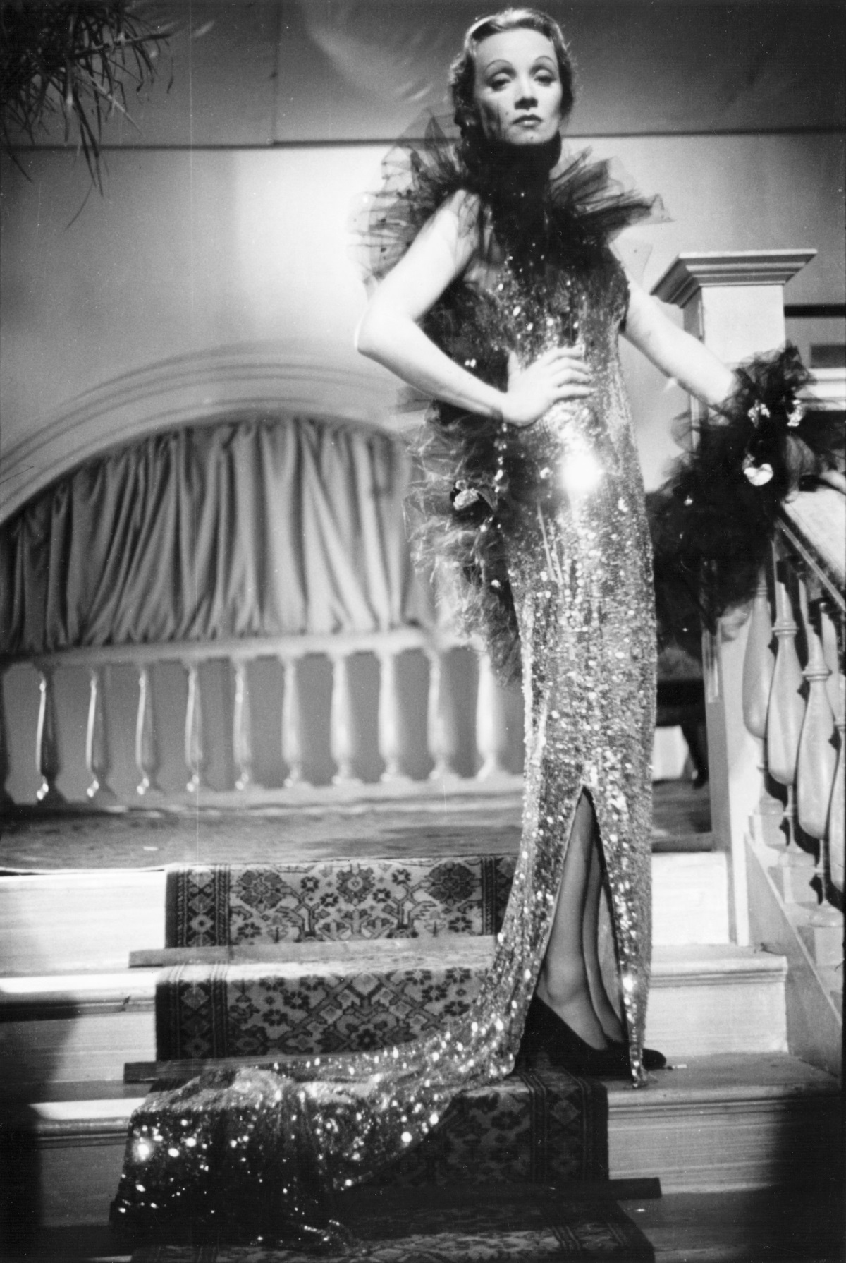 Марлене Дитрих става част от първата германска филмова продукция, в която се говори - "Синият ангел" от 1930 г. Във филма Марлене се превъплъщава в кабаретна певица и танцьорка и става звезда в САЩ