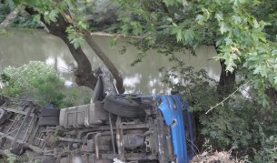 ТИР падна в Струма, затварят пътя към Гърция