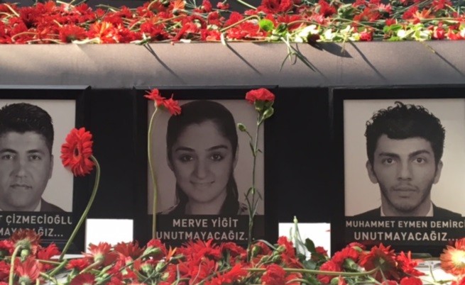 Цветя в памет на жертвите на терористичния акт на летище "Ататюрк"