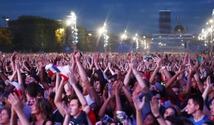 След мача десетки хиляди празнуваха по улиците във френската столица