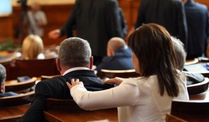 Политиците: Странни дрехи и некоординирани движения