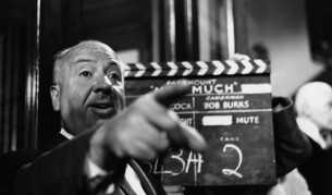 Сър Алфред Джоузеф Хичкок е английски кинорежисьор, продуцент, сценарист, създател на много от похватите в жанра на психологическия трилър. Неговите творби са известни със своите ярки изображения на насилие, въпреки че много от сюжетите всъщност служат за примамка и са инструмент, чиято цел е разбирането на многопластови психологически образи.