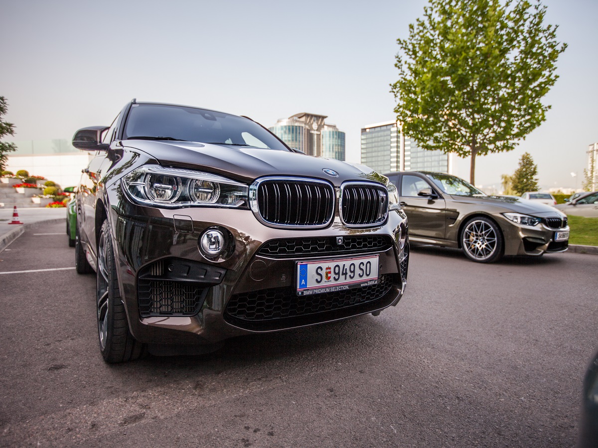 Труден избор: имаш на разположение 8 от десетте М модела на BMW. Можеш да си избереш два. По-ранобудните са взели ключовете за фаворитите – М3 & М4. Не оставаме по-назад, взимаме ключовете за за 2 х 560 к.с. и 2 х 175 000 евро! Усещането е… приятно. Меко казано.