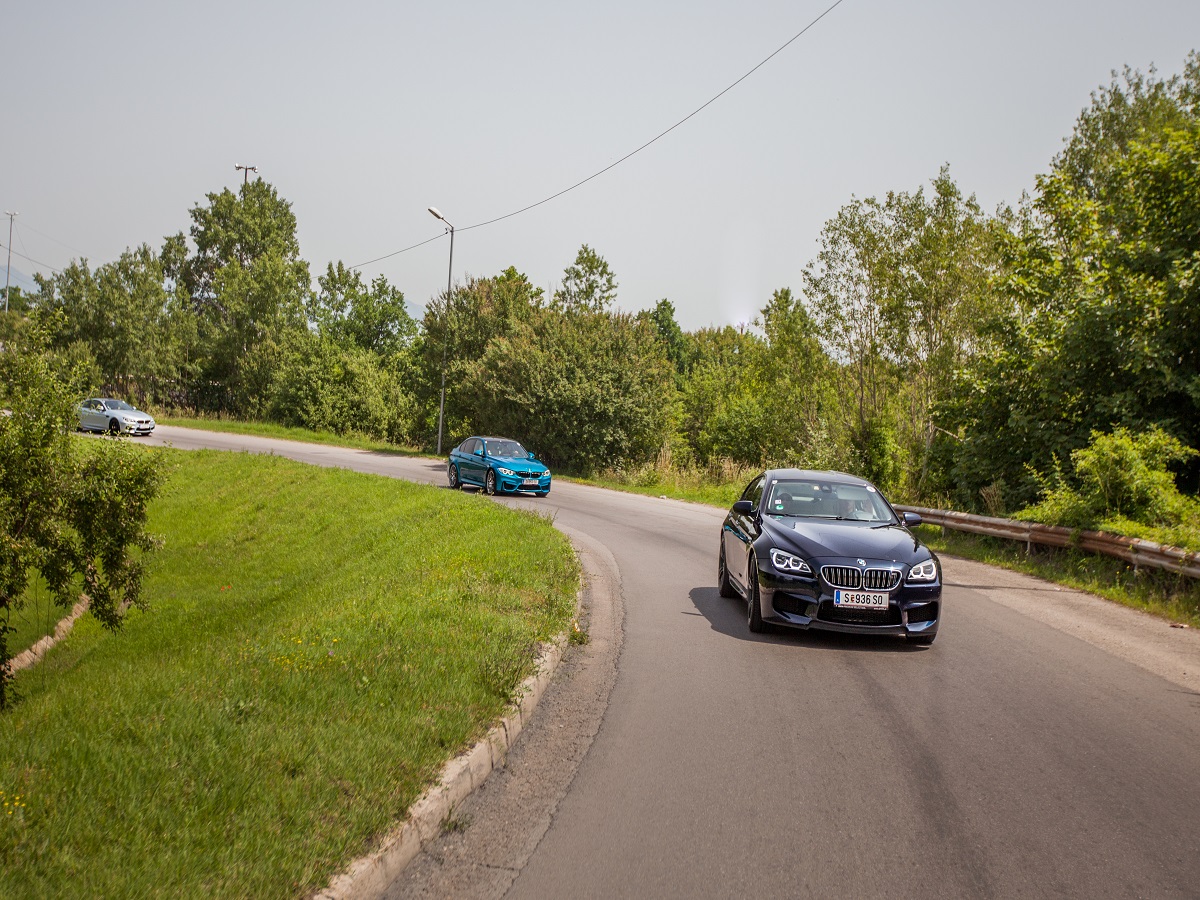 Труден избор: имаш на разположение 8 от десетте М модела на BMW. Можеш да си избереш два. По-ранобудните са взели ключовете за фаворитите – М3 & М4. Не оставаме по-назад, взимаме ключовете за за 2 х 560 к.с. и 2 х 175 000 евро! Усещането е… приятно. Меко казано.