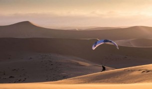 Епичен полет с парапланер над огромните пясъчни дюни