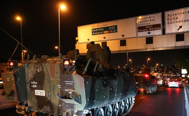 Стотици жертви, Ердоган призова турците да стоят на улицата