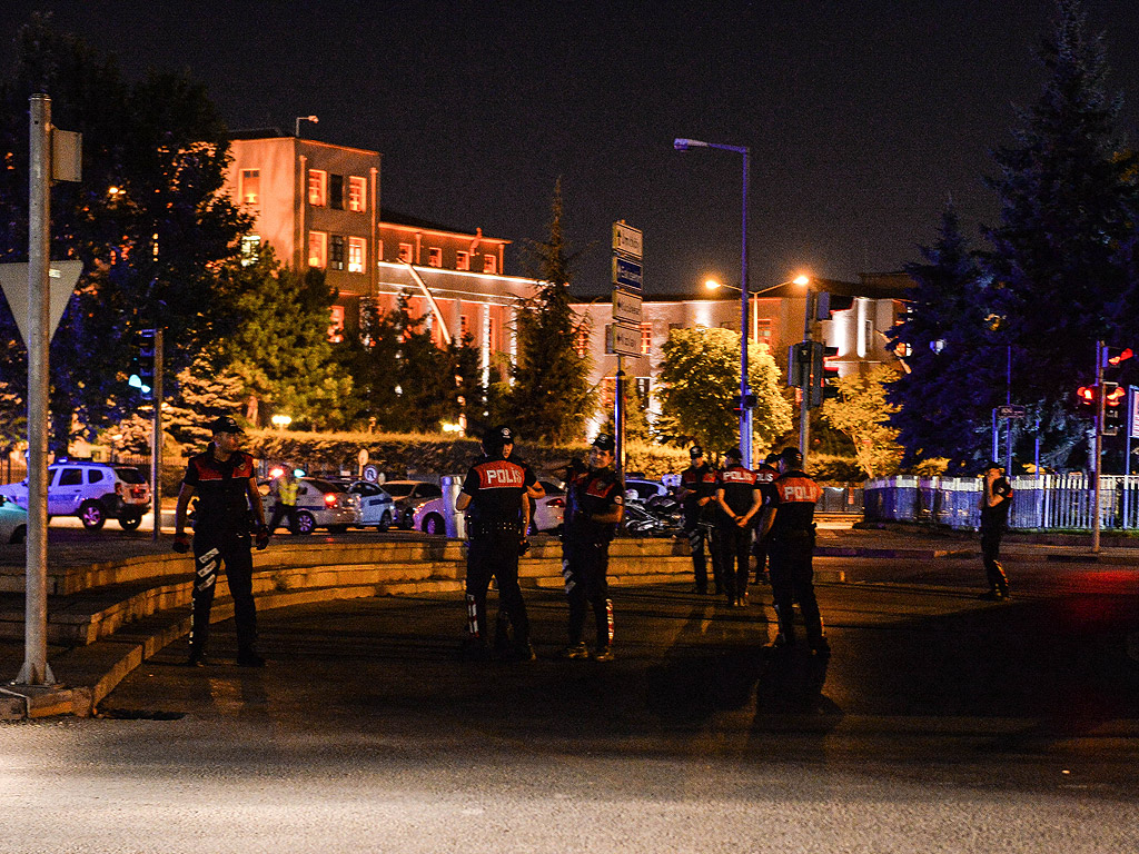 Турските въоръжени сили заявиха, че са взели властта в страната, за да опазят демократичния ред и човешките права