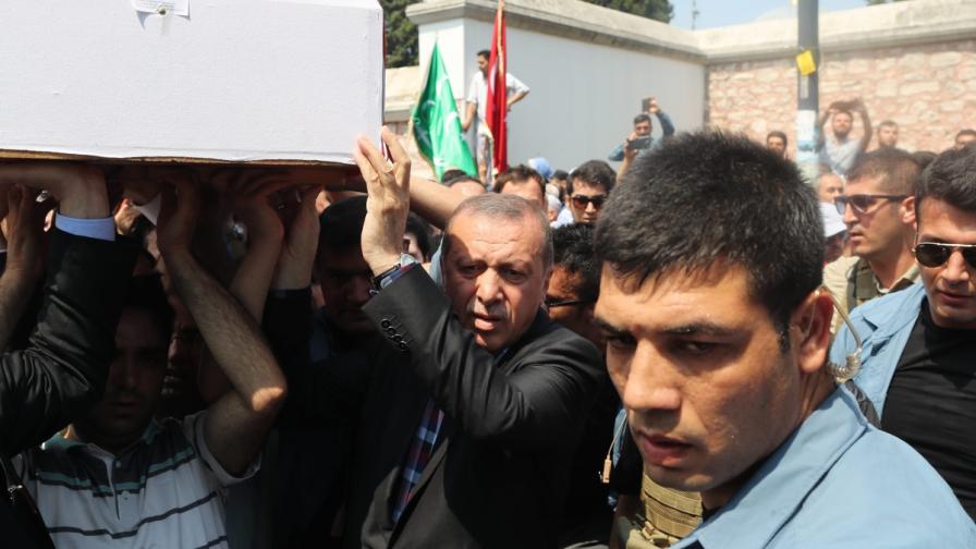 Президентът Ердоган носи ковчега на един от загиналите прио опита за военен преврат срещу него