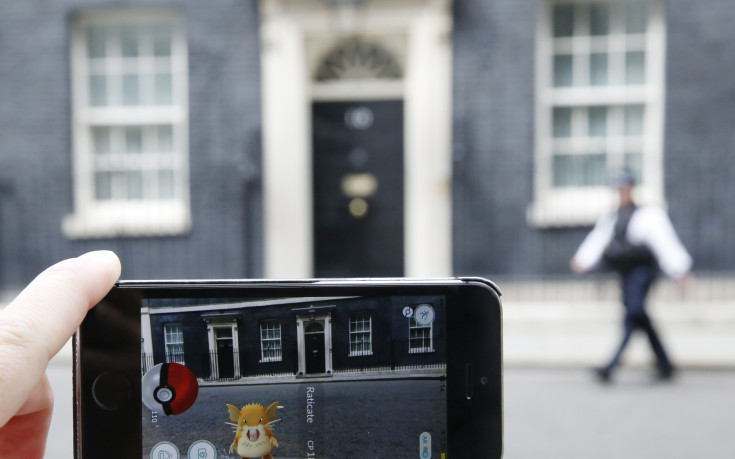 Футболисти се радват след гол с Pokemon Go