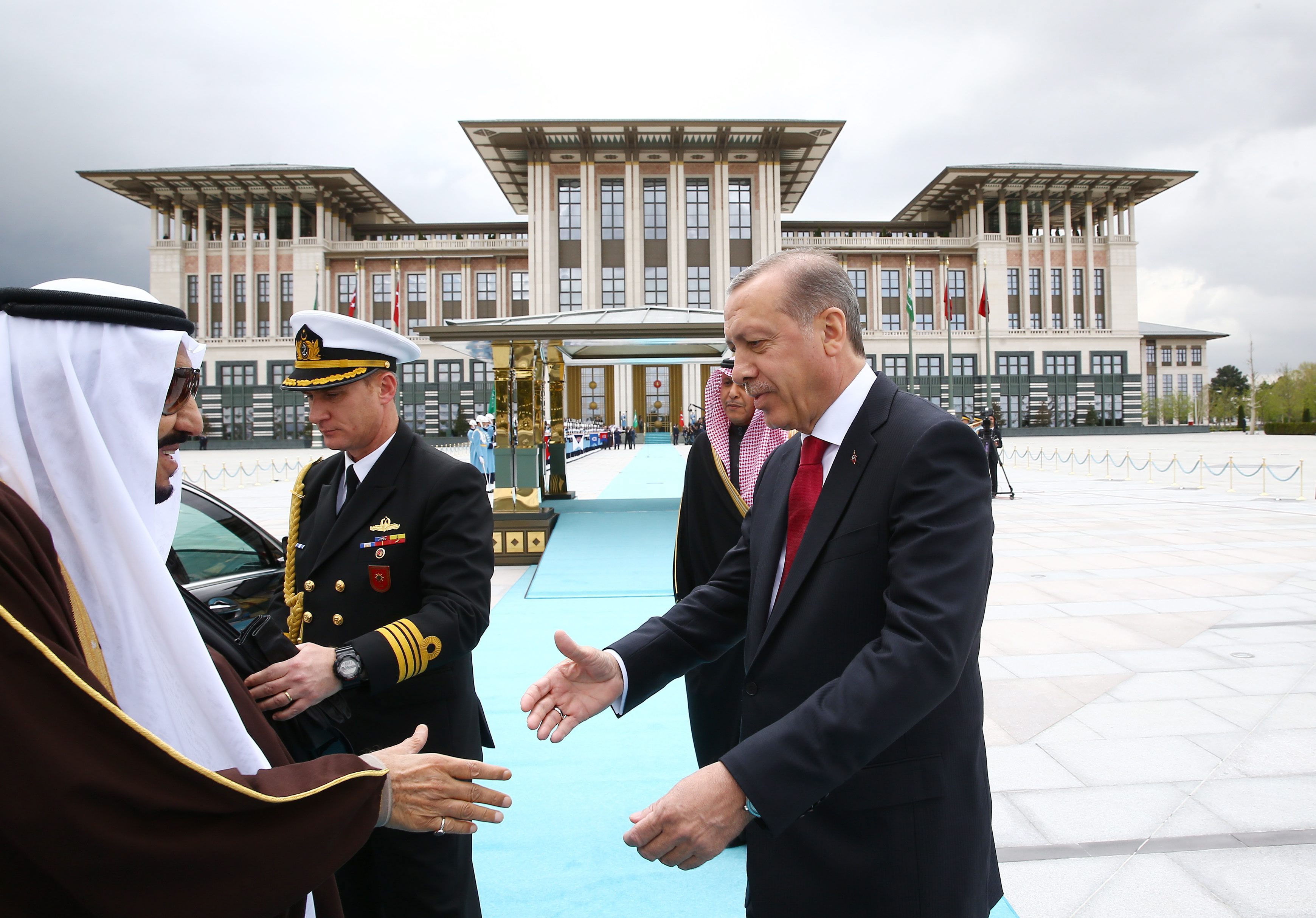 В страната, в която 2 милиона души живeят с по-малко от 4 евро на ден, дворецът на президента Реджеп Ердоган ще накара дори Саддам Хюсеин да се изчерви. С тези думи Дейли Мейл" публикува впечатляващи разкази за двореца на турския президент. Аксарай, или Белият дворец, се шири на 4 декара и само построяването му струва повече от 600 милиона евро