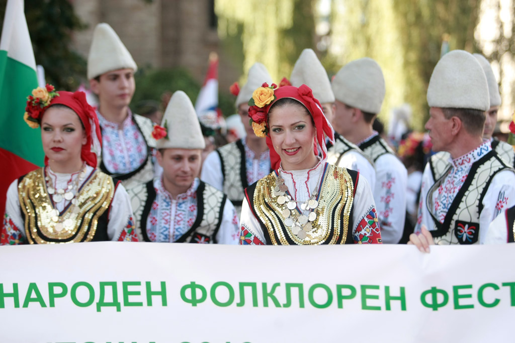 Културното събитие ще се състои от 22 до 26 юли на откритата сцена на площад "Знаме на мира" в столичния кв. "Павлово" Във фолклорния фестивал ще участват ансамбли от Мексико, Колумбия, Аржентина, Грузия, Казахстан, Хърватия, Сърбия, Египет, Украйна, Полша и Южна Корея, както и 29 фолклорни състава от етнографските области на България