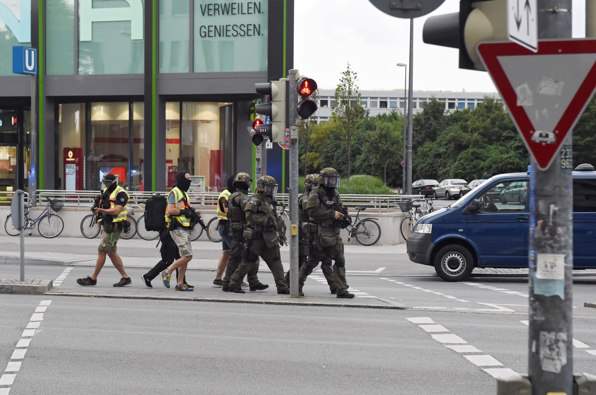 Мащабна полицейска операция след стрелбата в търговски център в Мюнхен