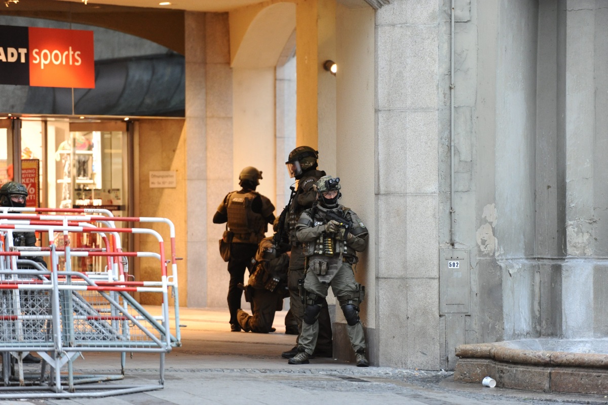 Мащабна полицейска операция в Мюнхен след стрелба в търговски център