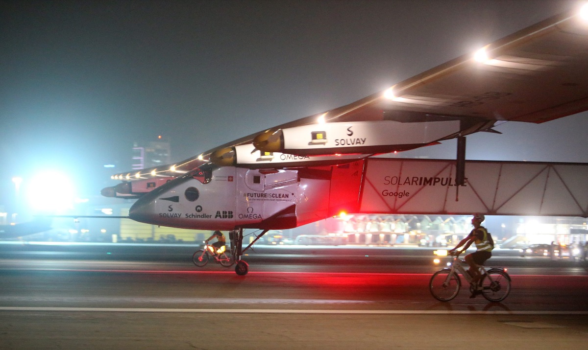 Задвижваният със слънчева енергия самолет "Солар импулс 2" се приземи в Абу Даби. Така той завърши своето околосветско пътешествие, по време на което самолетът използваше енергията на слънцето чрез трансформирането ѝ в електрическа енергия посредством слънчеви батерии – панели, монтирани на плоскостите на крилата.