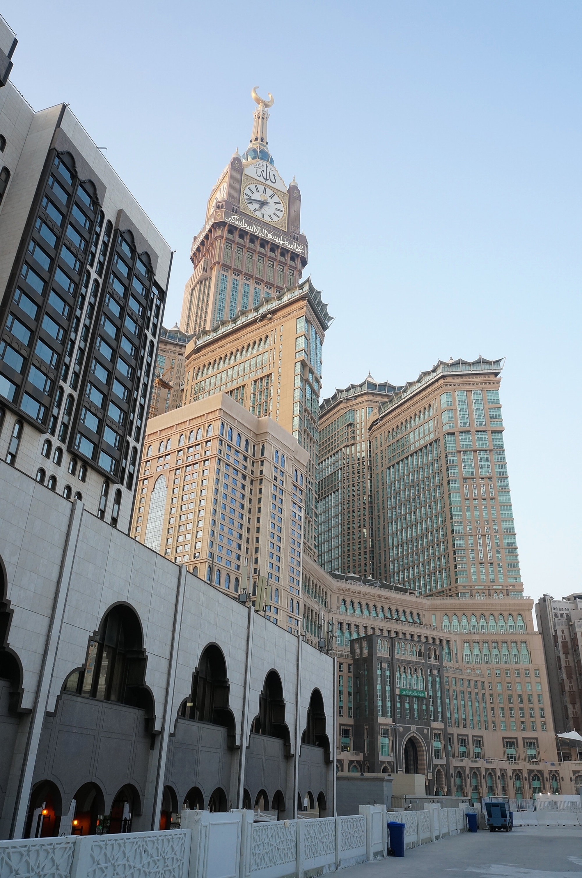 Абраж Ал Байт,  Мека, Саудитска Арабия. Построена през 2012 г. , в сградата има циферблати, които са най-големите в света с големина 43 м. На върха на 93-метрова кула стои златен полумесец с височина 23 метра.<br />
Тази постройка,вероятно, е и най-скъпата в класацията ни -  15 милиарда долара.