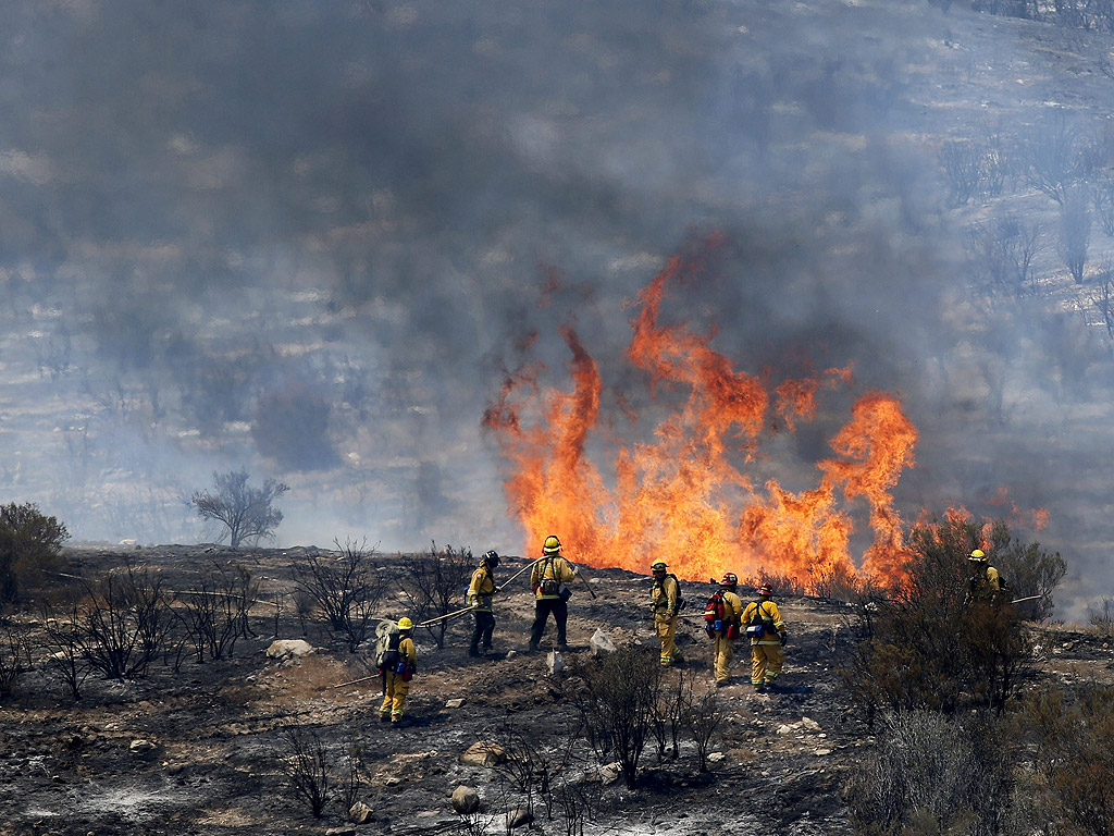 Пожарникари гасят пожар близо до Актън, Калифорния, САЩ. Най-малко един човек е загинал, а 18 къщи са били разрушени от неконтролируем пожар в района на град Санта Кларита - четвъртият по население град в окръг Лос Анджелис, Калифорния, САЩ, където изгоряха повече от 8900 хектара.