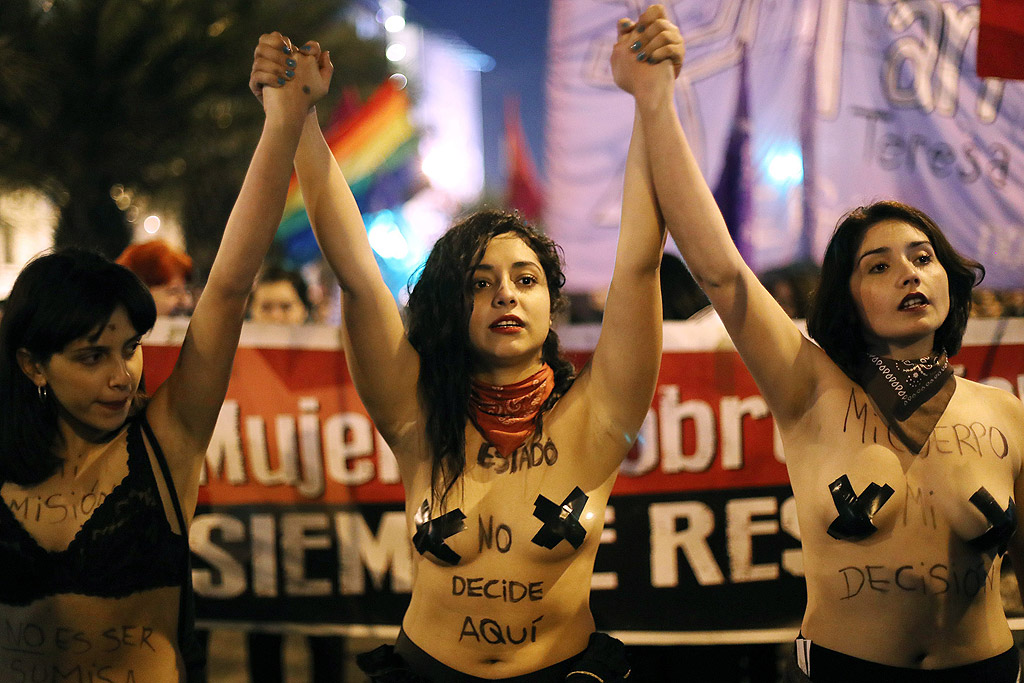 Стотици жени на протест в Сантяго за безплатни и безопасни услуги за абортите в Чили