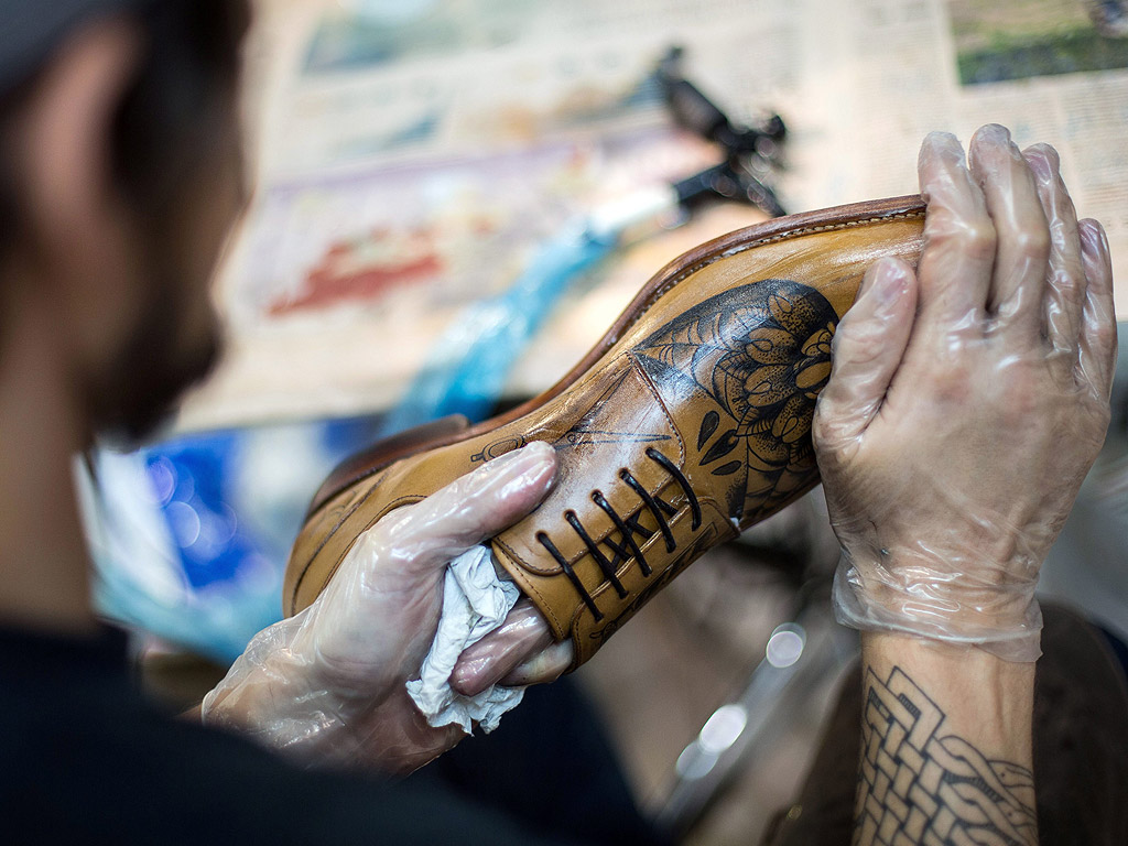 Макс Гартенбах татуира кожена обувка по време на търговския панаир за обувки в Дюселдорф, Германия