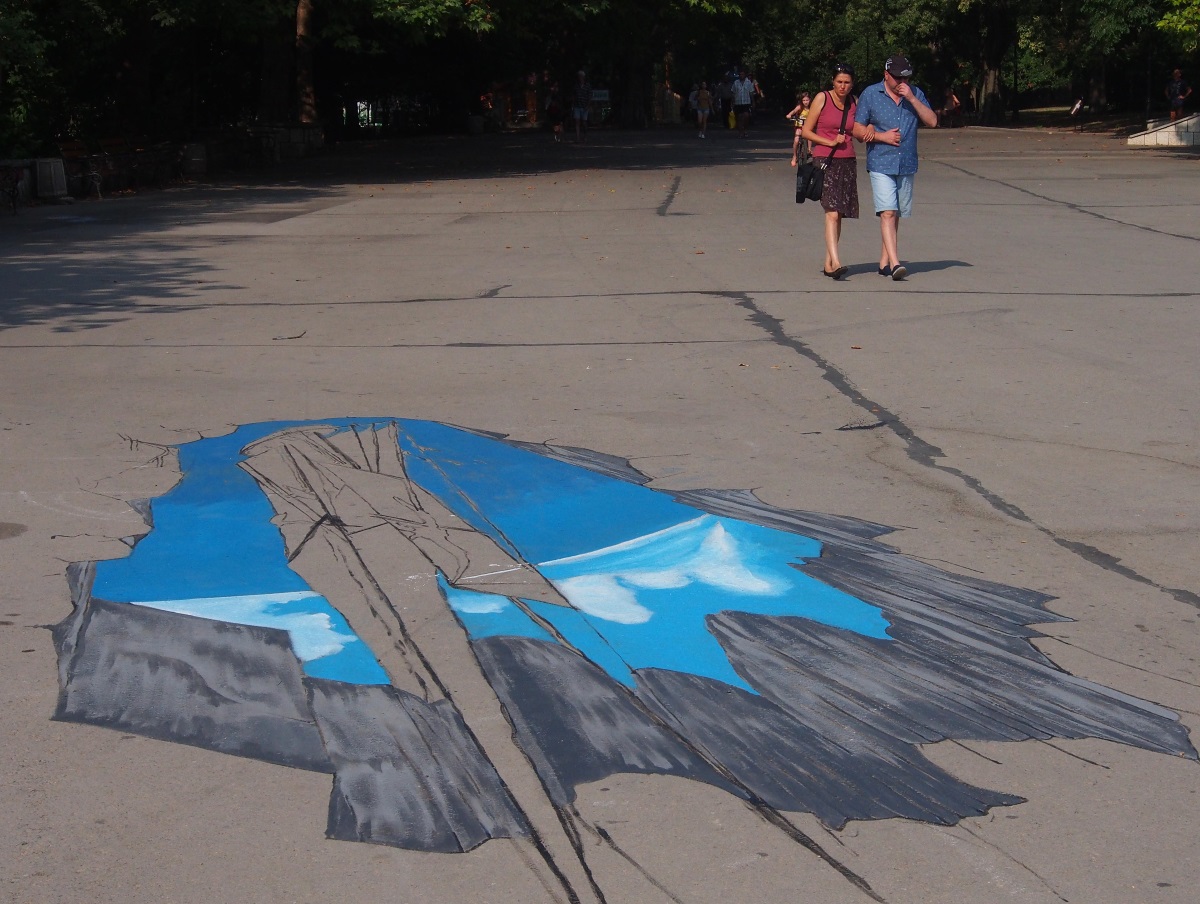 Във Варна започна Международният 3D арт фестивал. За пет дни асфалтът на част от алеите в Морската градина ще се превърне в платно за 3D рисунки. Във фестивала се включат общо 8 художници от България и Сърбия. Темата на творбите е съобразена със съвременните модерни течения. Ще присъства морската тематика, както и градски забележителности от Варна. Боите, които ще бъдат използвани, са дълготрайни. Това означава, че рисунките ще радват посетителите на парка най-малко шест месеца.
