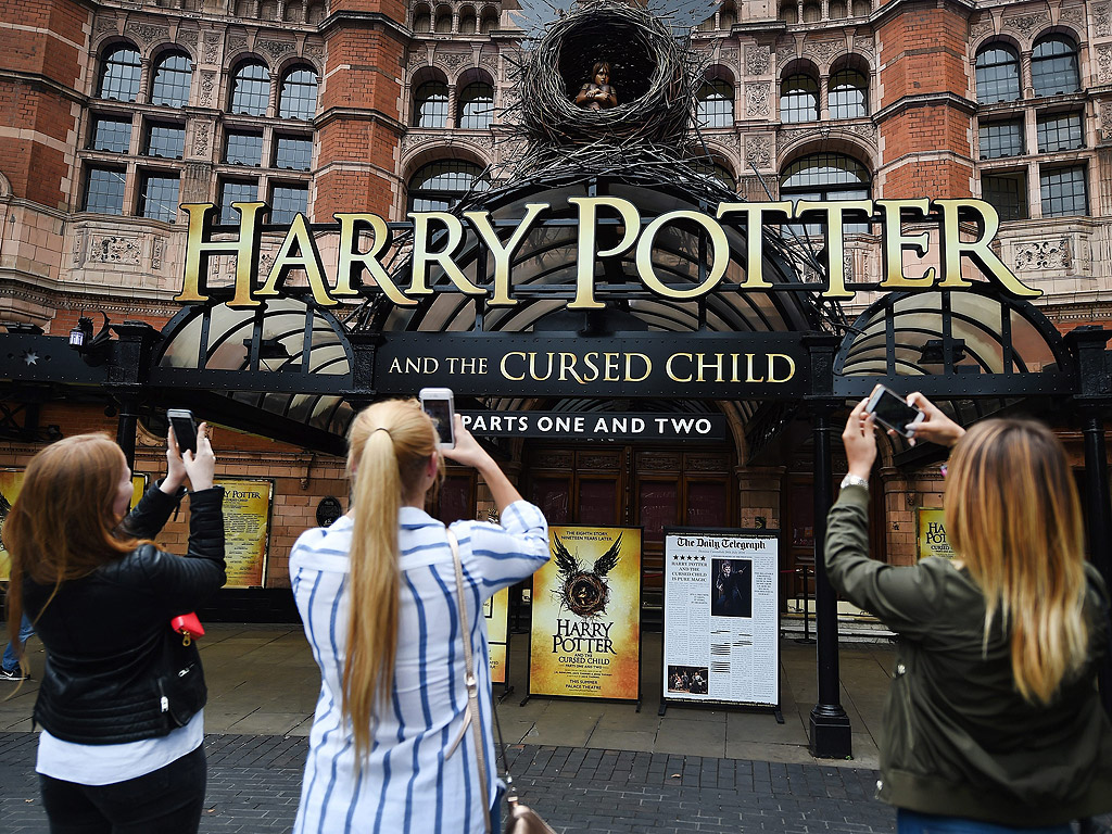 Фенове на Хари Потър използват мобилни телефони, за да заснемат театър "Палас" в Лондон, Великобритания. "Хари Потър и Прокълнатото дете" е дългоочакваната пиеса в Лондон, официално стартира на 30 юли, а ден след това на световния книжен пазар ще излезе и едноименният том на Дж. К. Роулинг