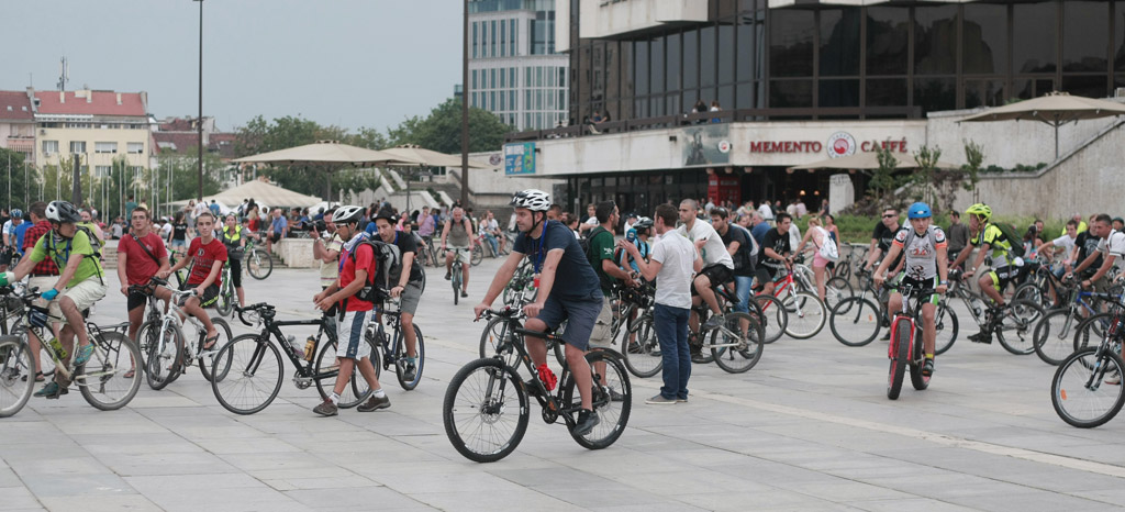 Вело протест "Критична маса"се проведе в София днес от 19 часа. Шествието започна от пилоните пред НДК. Велосипедистите искат да покажат, че "не пречат на движението, а са движението". Колоездачите искат да напомнят на шофьорите да не паркират на вело-алеите така, както те не си оставят велосипедите по средата на улицата.