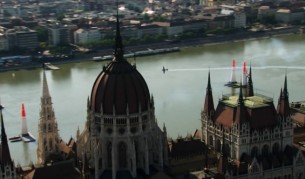 Самолети прелитат под мост в Будапеща (видео)