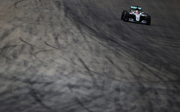 Нов триумф за Хамилтън, дръпна с 19 точки на Розберг