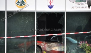 Изгоряха ретро автомобили на бивш кмет