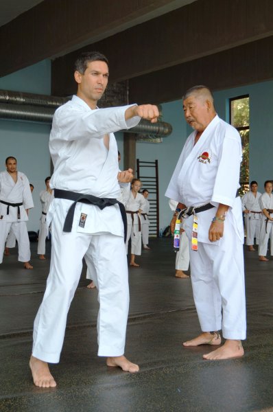 Японски майстор на бойното изкуство обучава наши каратеки1