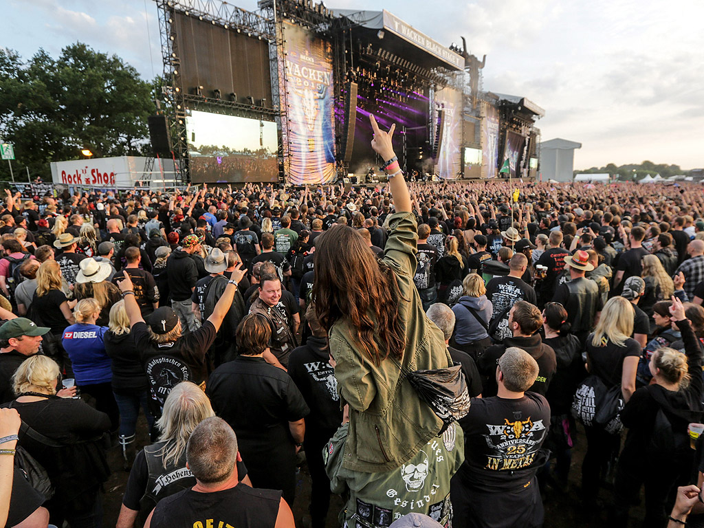 Зрители слушат група по време на Wacken Open Air (WOA) фестивал във Вакен, Германия 2015 г. Града отново ще бъде домакин на фестивала, който се смята за най-големия метъл фестивал в света. Според съобщения в медиите, организаторите на фестивала ще забранят на присъстващите раниците, след скорошната вълна от терористични атаки в цяла Европа. Фестивала ще се проведе от 4 до 6 август 2016 г.