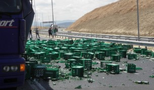 Хиляди шишета с бира се изпочупиха на "Струма"