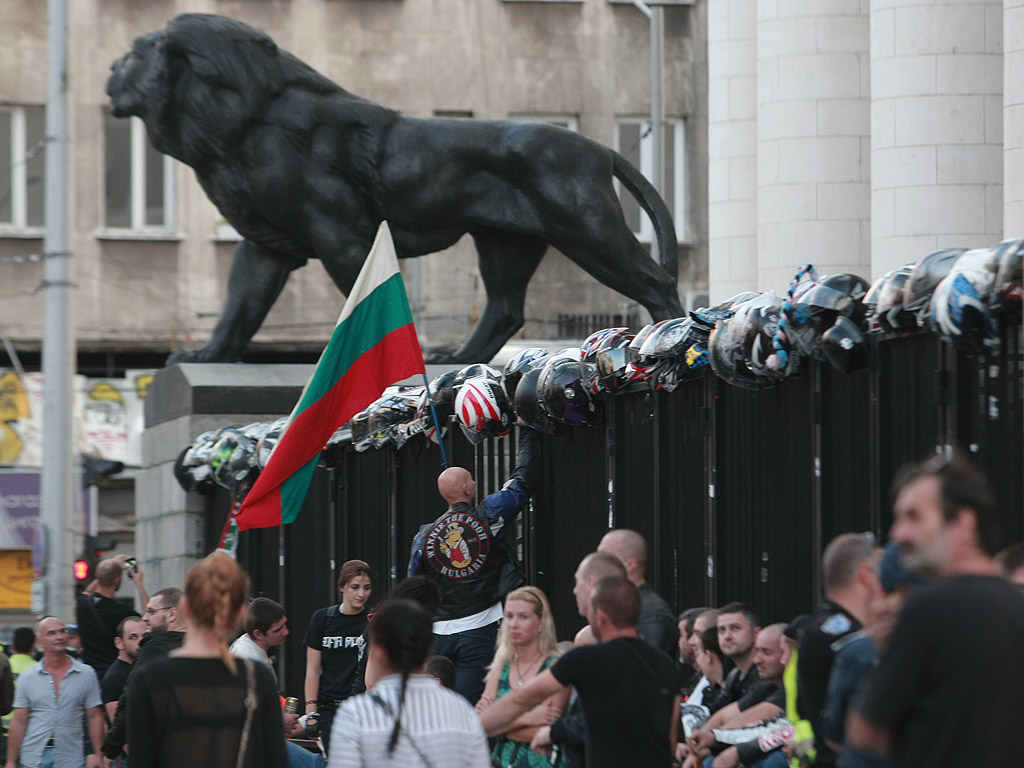 Къде скрихте Фарук Бакташ, питат рокери на протест пред турското посолство и Съдебната палата