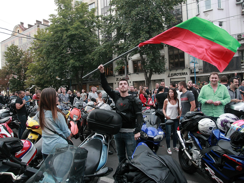 Рокери, адвокати и колеги на съдийката предупредиха, че е абсурдно да се налага подобна мярка за неотклонение на убиец на двама души, при това чужденец, който минава само транзит през страната. Стотиците протестиращи хвърляха жълти стотинки по сградата на Съдебната палата и скандираха "Мафия". Те искат справедливост, а решението на съда да пусне заподозрения под домашен арест, според тях не е справедливост