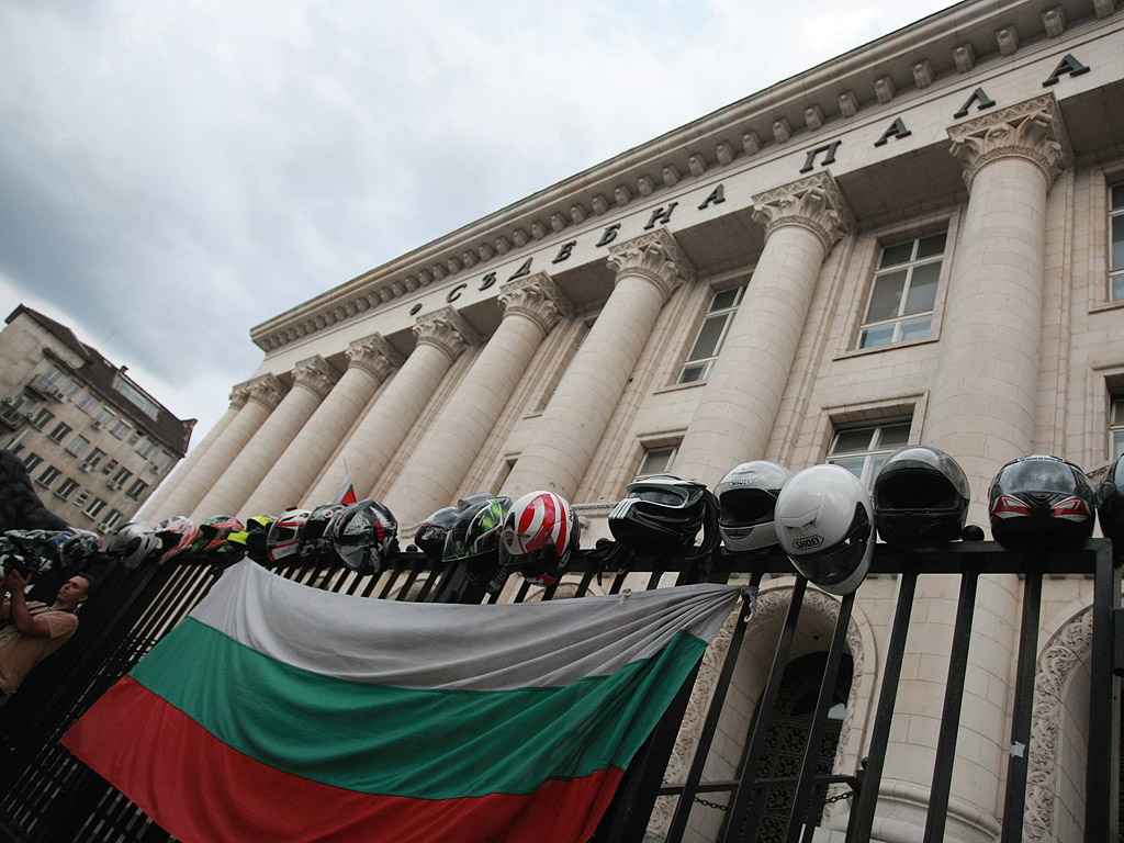 Рокери, адвокати и колеги на съдийката предупредиха, че е абсурдно да се налага подобна мярка за неотклонение на убиец на двама души, при това чужденец, който минава само транзит през страната. Стотиците протестиращи хвърляха жълти стотинки по сградата на Съдебната палата и скандираха "Мафия". Те искат справедливост, а решението на съда да пусне заподозрения под домашен арест, според тях не е справедливост