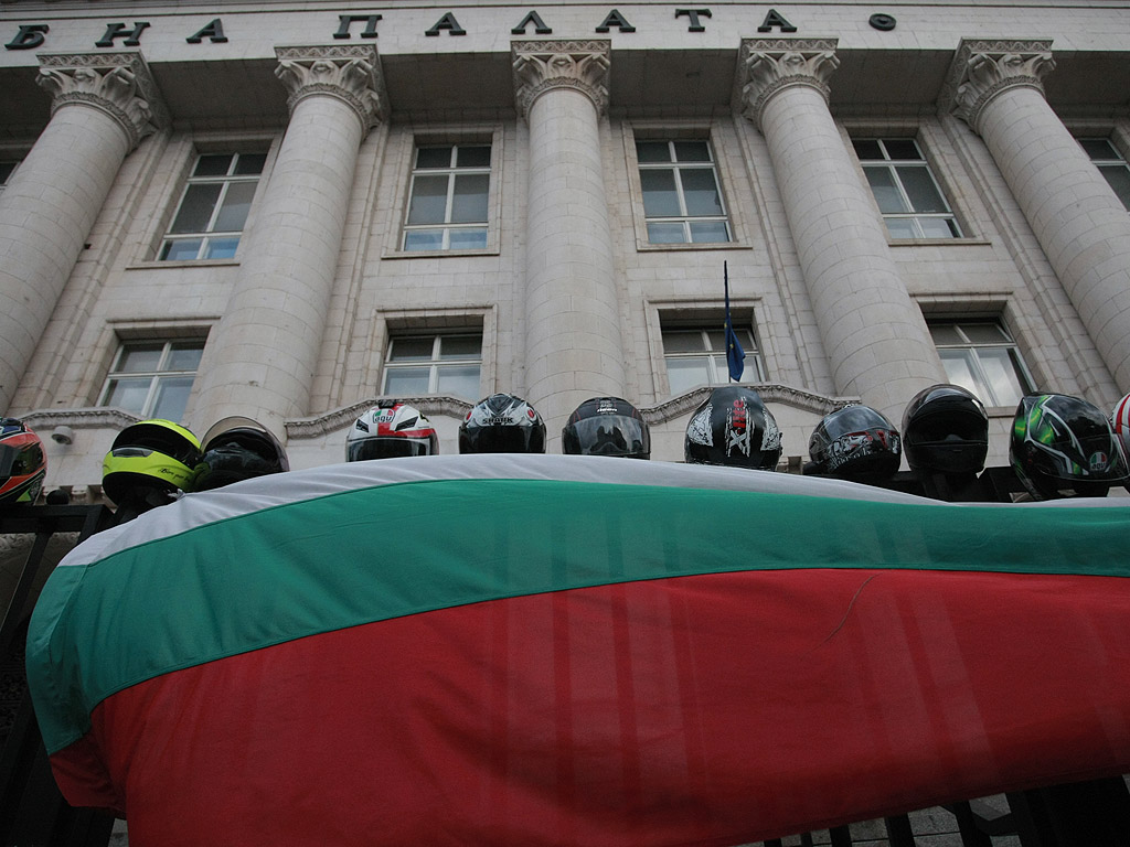 Рокери, адвокати и колеги на съдийката предупредиха, че е абсурдно да се налага подобна мярка за неотклонение на убиец на двама души, при това чужденец, който минава само транзит през страната. Стотиците протестиращи хвърляха жълти стотинки по сградата на Съдебната палата и скандираха "Мафия". Те искат справедливост, а решението на съда да пусне заподозрения под домашен арест, според тях не е справедливост