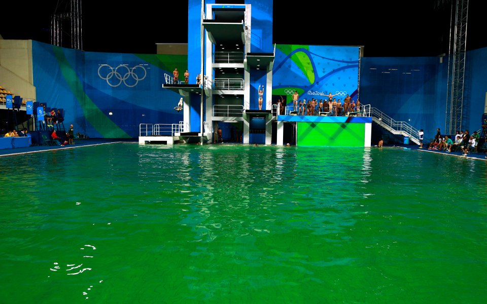 Затвориха изцяло позеленелия басейн в Рио
