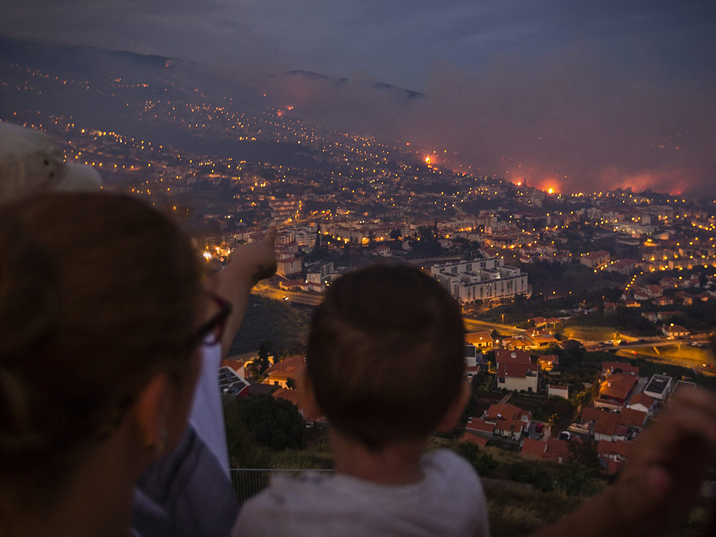 Горски пожари във Фуншал, остров Мадейра, Португалия. Огънят е довел до евакуацията на 400 души. Португалия остава в повишена готовност заради 350 горски пожара които са активни на нейна територия