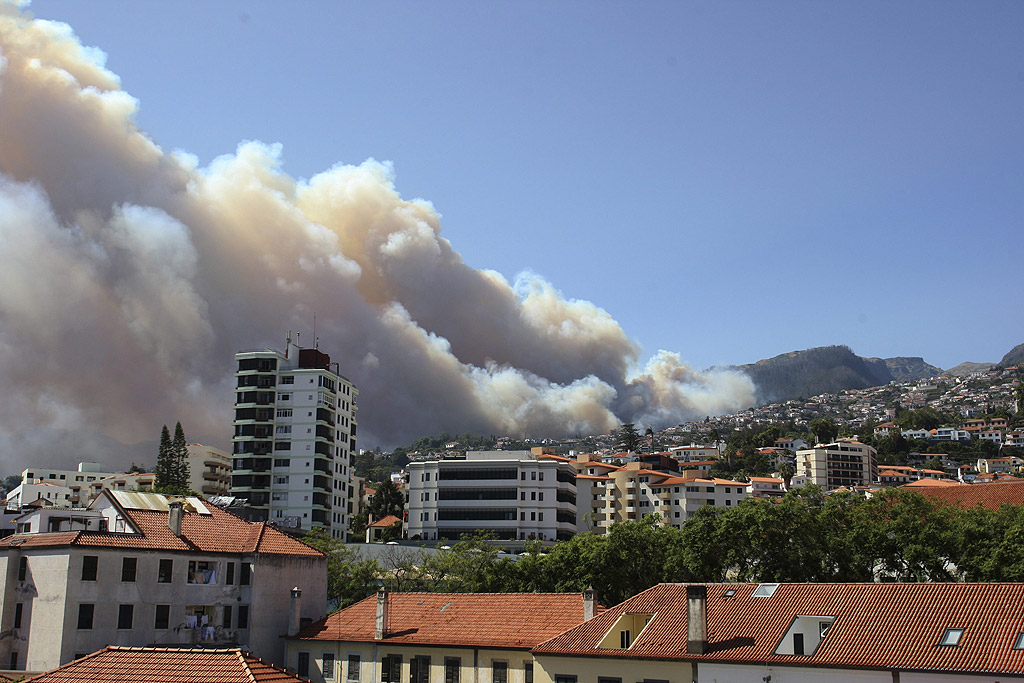 Поне три са жертвите на пожара в град Фуншал на португалския атлантически остров Мадейра, съобщи агенция ЕФЕ, позовавайки се на председателя на регионалното правителство Мигел Албукерк