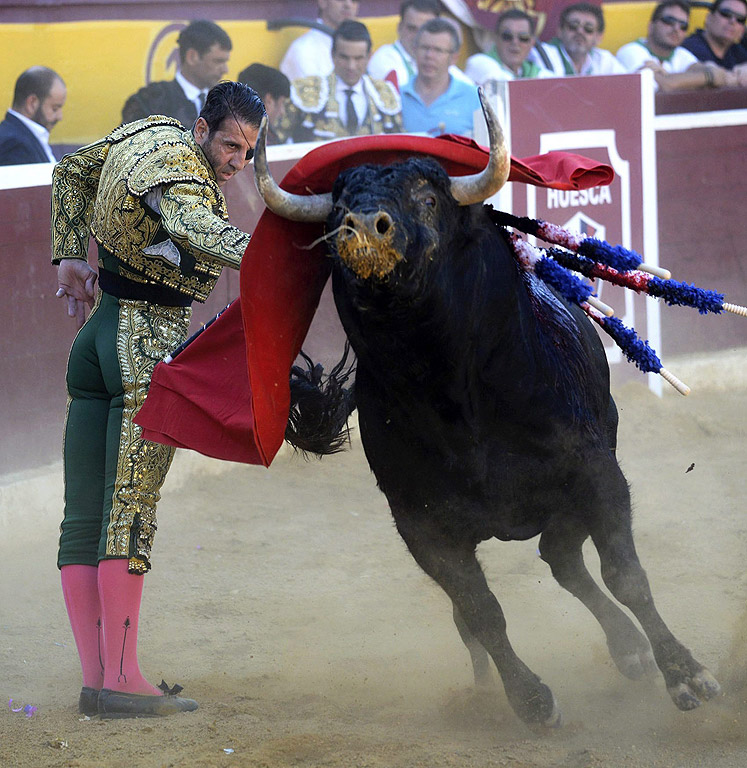 Испанския бикоборец Хуан Хосе Падиля по време на корида в Хуеска, северна Испания