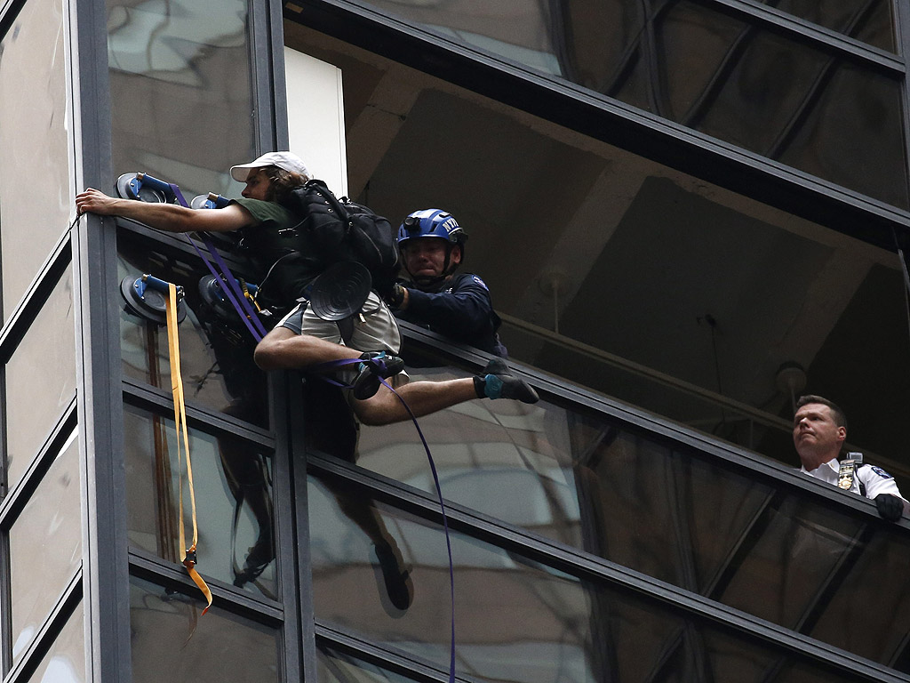 Полицията в Ню Йорк задържа младеж, който се катереше по фасадата на кулата „Тръмп“. Той ба задържан от един прозорец, след като в продължение на три часа се изкачваше по небостъргача