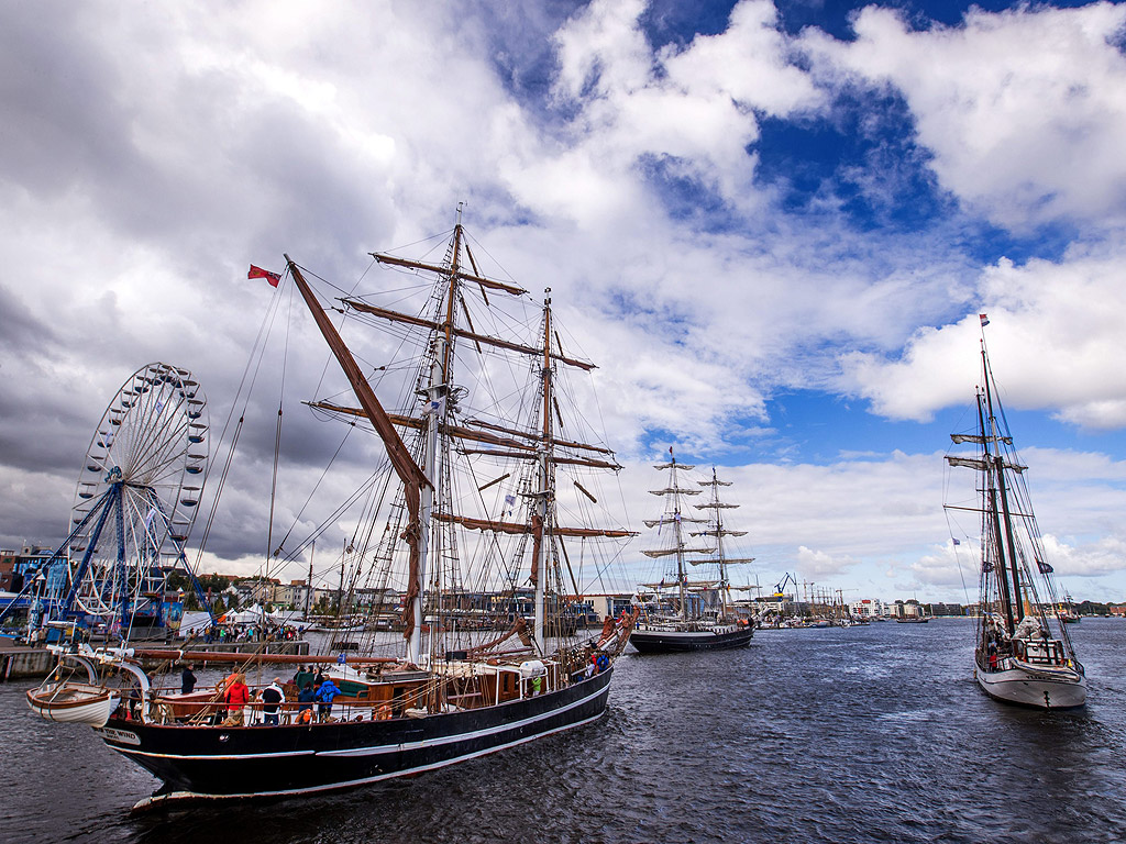 Традиционни и исторически ветроходни кораби плават по река Варнов за Балтийско море преди началото на морския фестивал "Hanse Sail" в Рощок, Германия. Около 180 исторически кораби и над един милион посетители се очакват на фестивала, който се провежда от 11 до 14 август 2016 г.