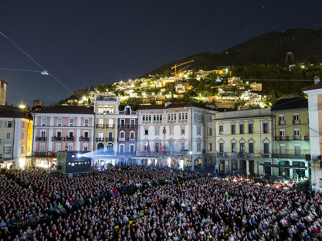 Хора гледат на голям екран прожекция на 69-я Международен филмов фестивал, на площад Piazza Grande в Локарно, Швейцария