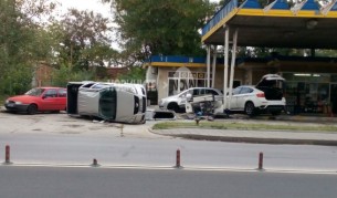 Джип се заби в бензиностанция в Пловдив