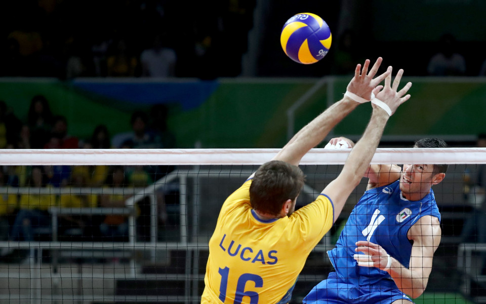 Италия победи и Бразилия във волейболния турнир, домакините пред отпадане