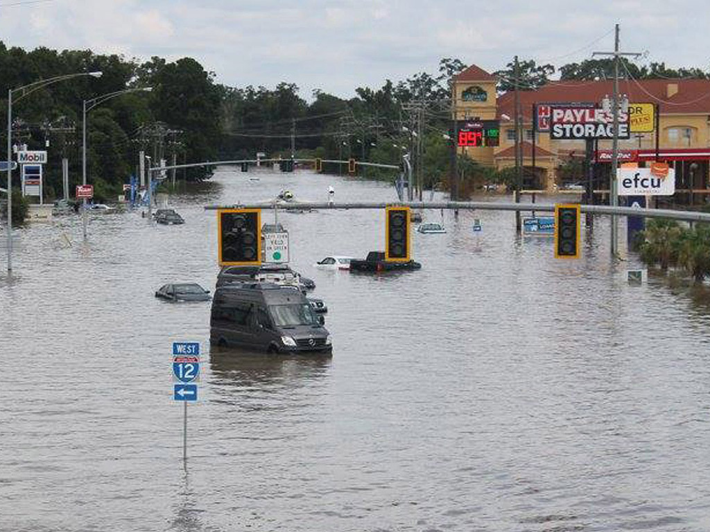 Коли заседнали в наводнения Батън Руж, Луизиана, САЩ. Най-малко петима души загинаха, а хиляди са евакуирани поради наводнения в Луизиана