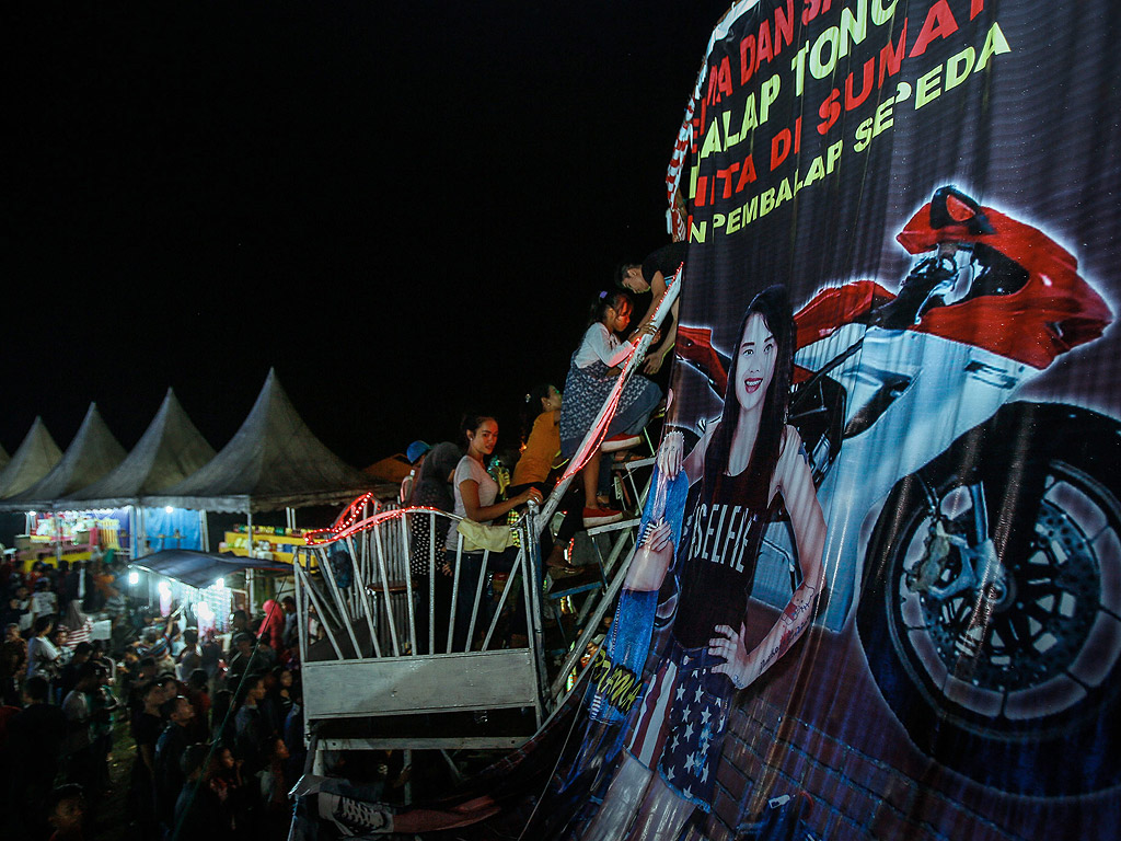 Кармила Пурба на 18 години и нейния наставник Тора Палеви са редовни участници в шоуто за мотори "Tong Setan" или Devils Barrel" в Индонезия. Изпълненията на Кармила се следят с голям интерес от зрителите, тъй като жени състезатели са рядко срещани в този вид шоу. Кармила и трима други състезатели изпълняват рискованите номера всяка вечер в продължение на един месец, преди да се преместят в друг град. За участието тя печели от 300 до 350 евро на месец от карането си на мотор с висока скорост.