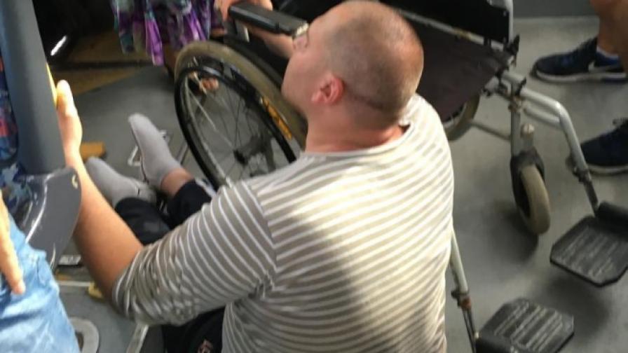 Шофьор на рейс унижи мъж в инвалидна количка