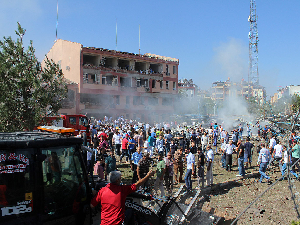 Хора се опитват да помогнат на ранените след експлозия в полицейски участък в град Елазиг, Турция. Най-малко трима души загинаха, а повече от 100 бяха ранени след експлозия в полицейски участък, съобщиха местните медии