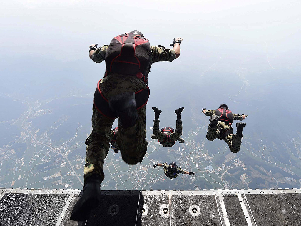 Група инструктори от ВВС на Южна Корея скачат от военен хеликоптер на височина 10000 фута